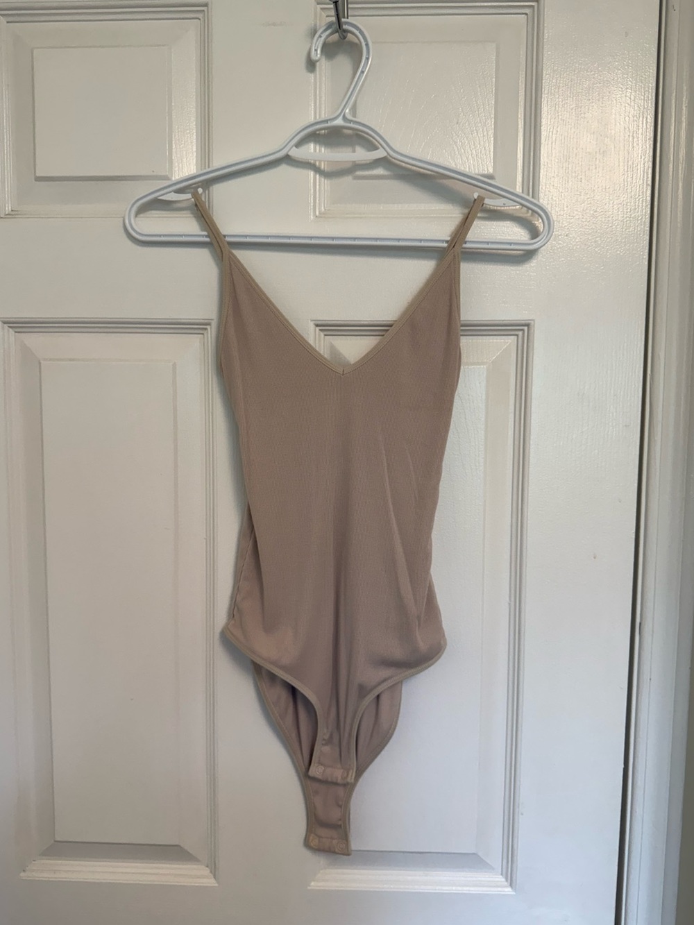 Aritzia Talula Nude V‑Neck Spaghetti Strap Bodysuit